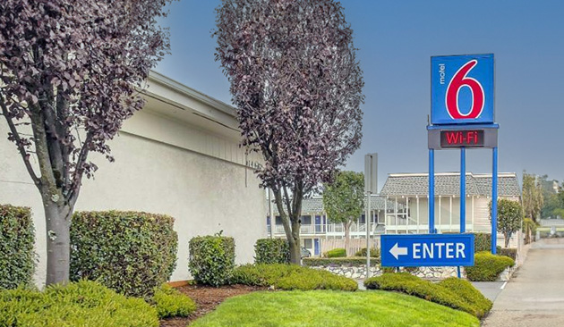 Motel 6 Coos Bay sign